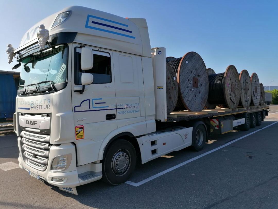 Véhicule de transport plateau