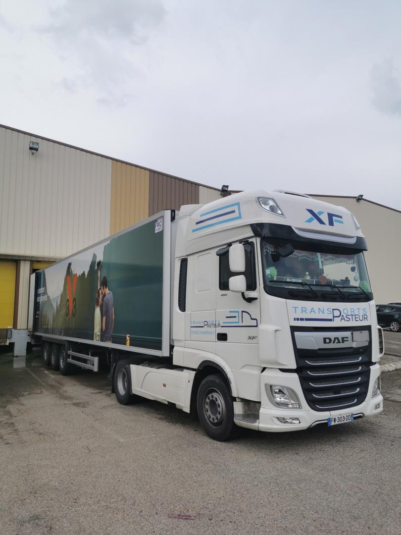 Camion de transport avec affiche