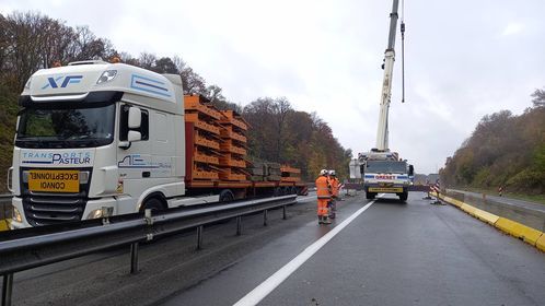 Véhicule plateau avec palettes