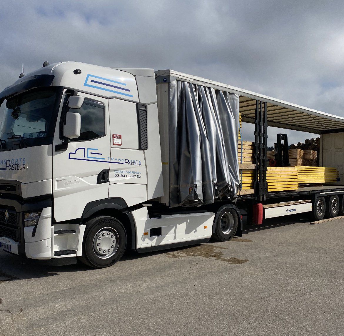 Camion remorque ouverte