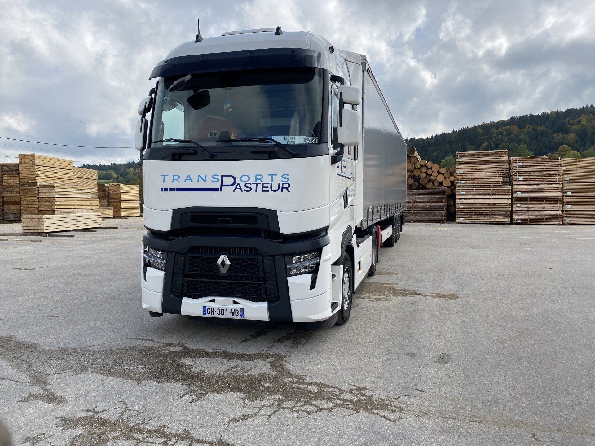 Camion devant palettes