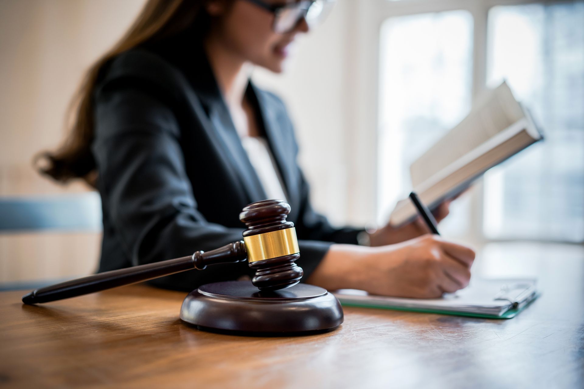 Un maillet posé sur un bureau en bois.