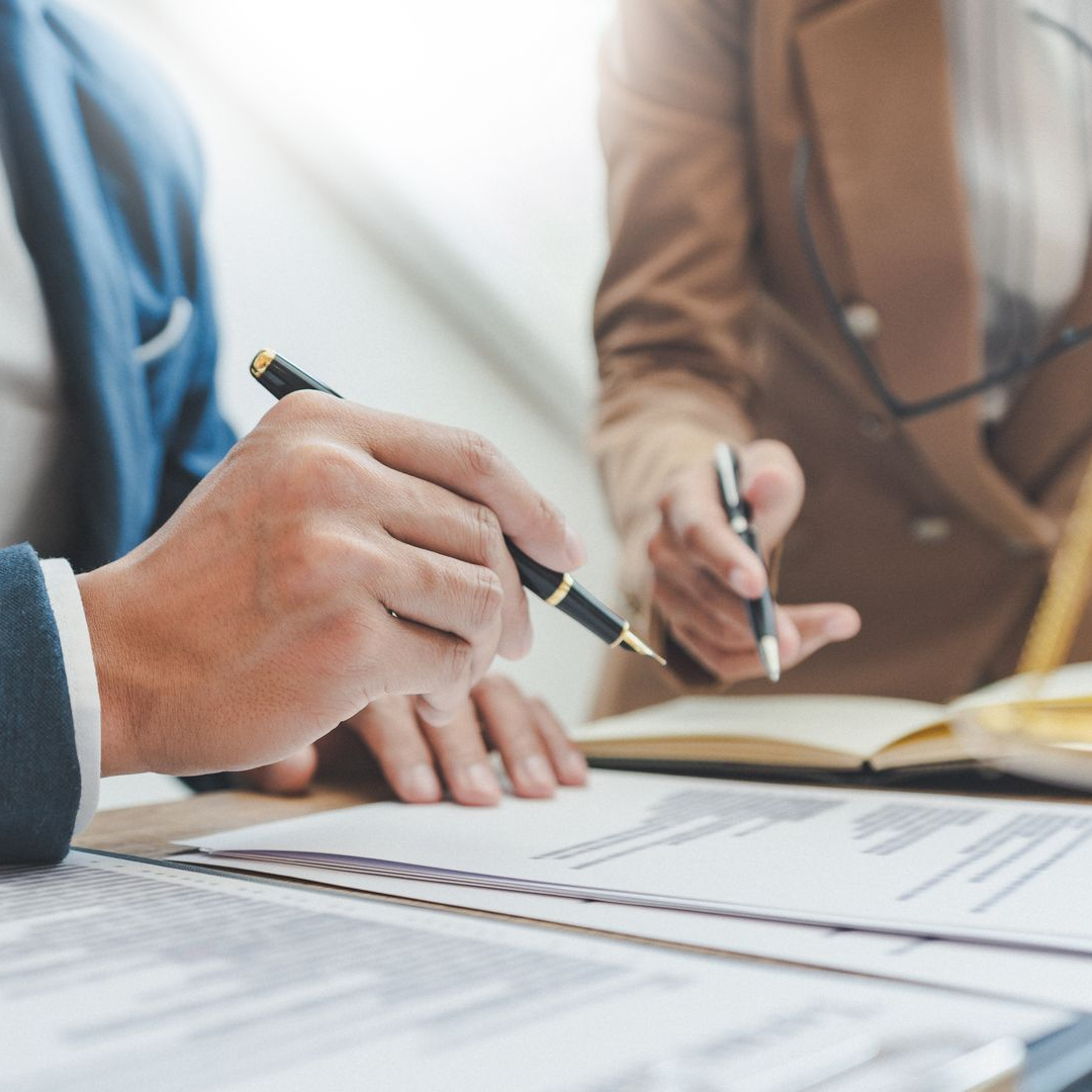 Deux personnes examinent des documents.
