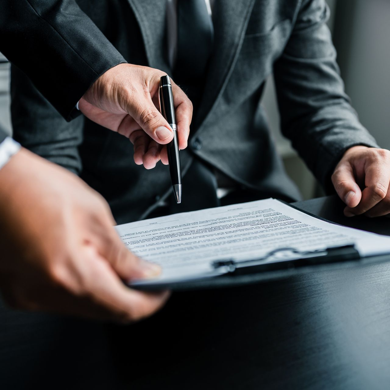 Une personne désigne un document.