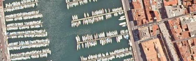 eine Luftaufnahme einer Stadt mit Booten im Wasser