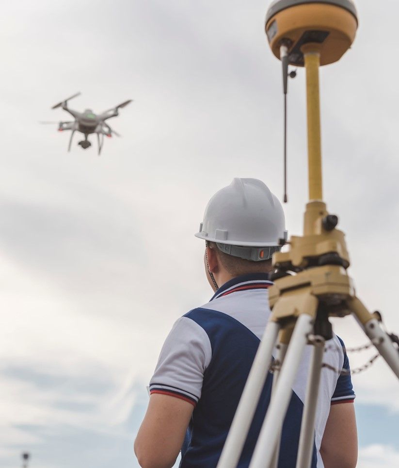 Ingenieur des Vermessungsbüro Prenzlau überwacht Vermessung via Drone 