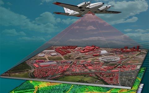 Ein Flugzeug fliegt über eine Karte einer Stadt.