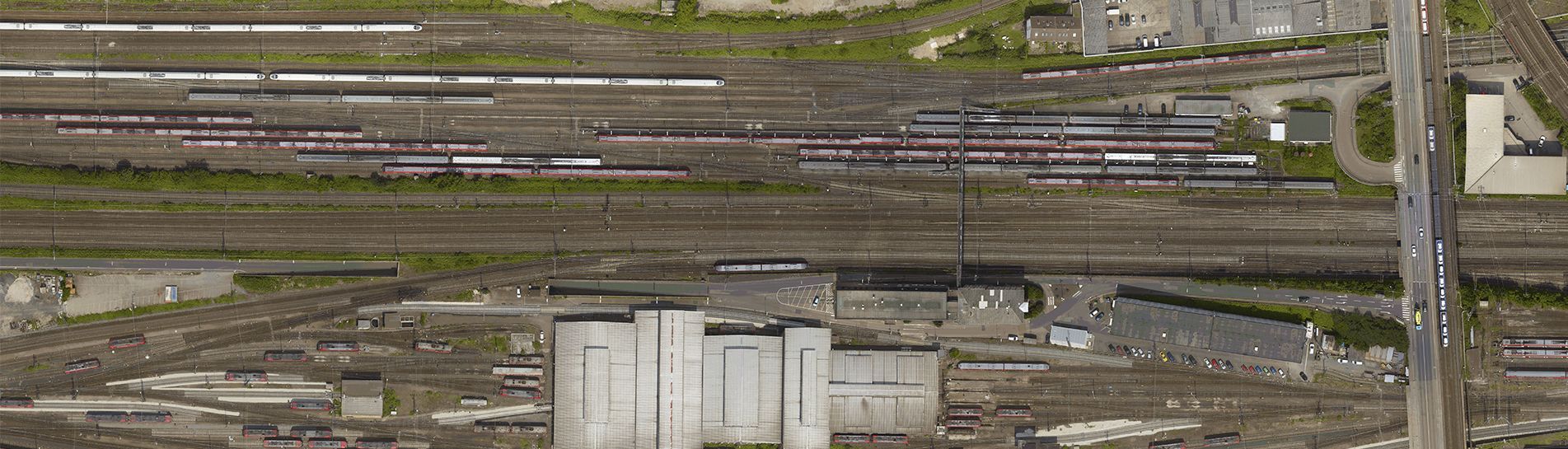 Eine Luftaufnahme eines Bahnhofs mit vielen Zügen auf den Gleisen