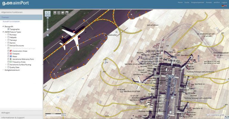 Auf einer Karte fliegt ein Flugzeug über einen Flughafen