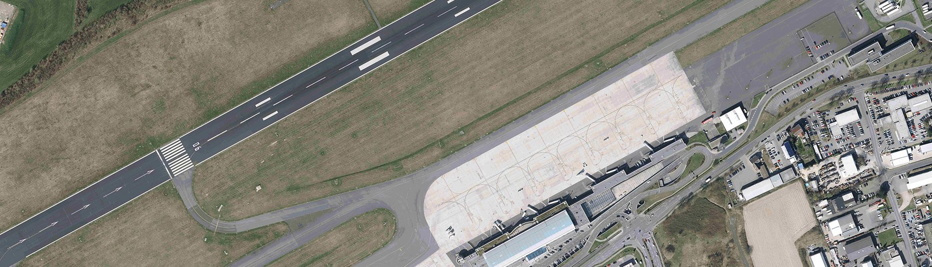 eine Luftaufnahme einer Landebahn und einer Straße
