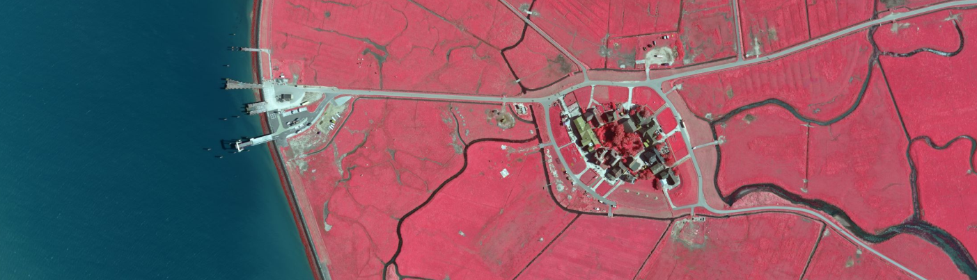 eine Luftaufnahme einer Stadt auf rotem Hintergrund.