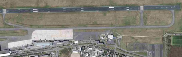 eine Luftaufnahme einer Landebahn auf einem Flughafen