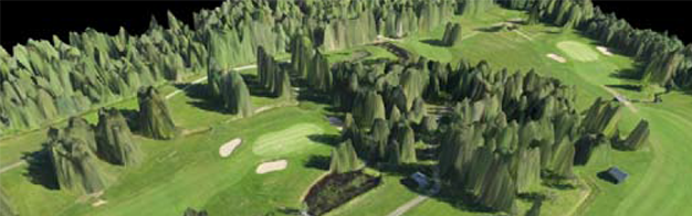 eine Luftaufnahme eines von Bäumen umgebenen Golfplatzes.