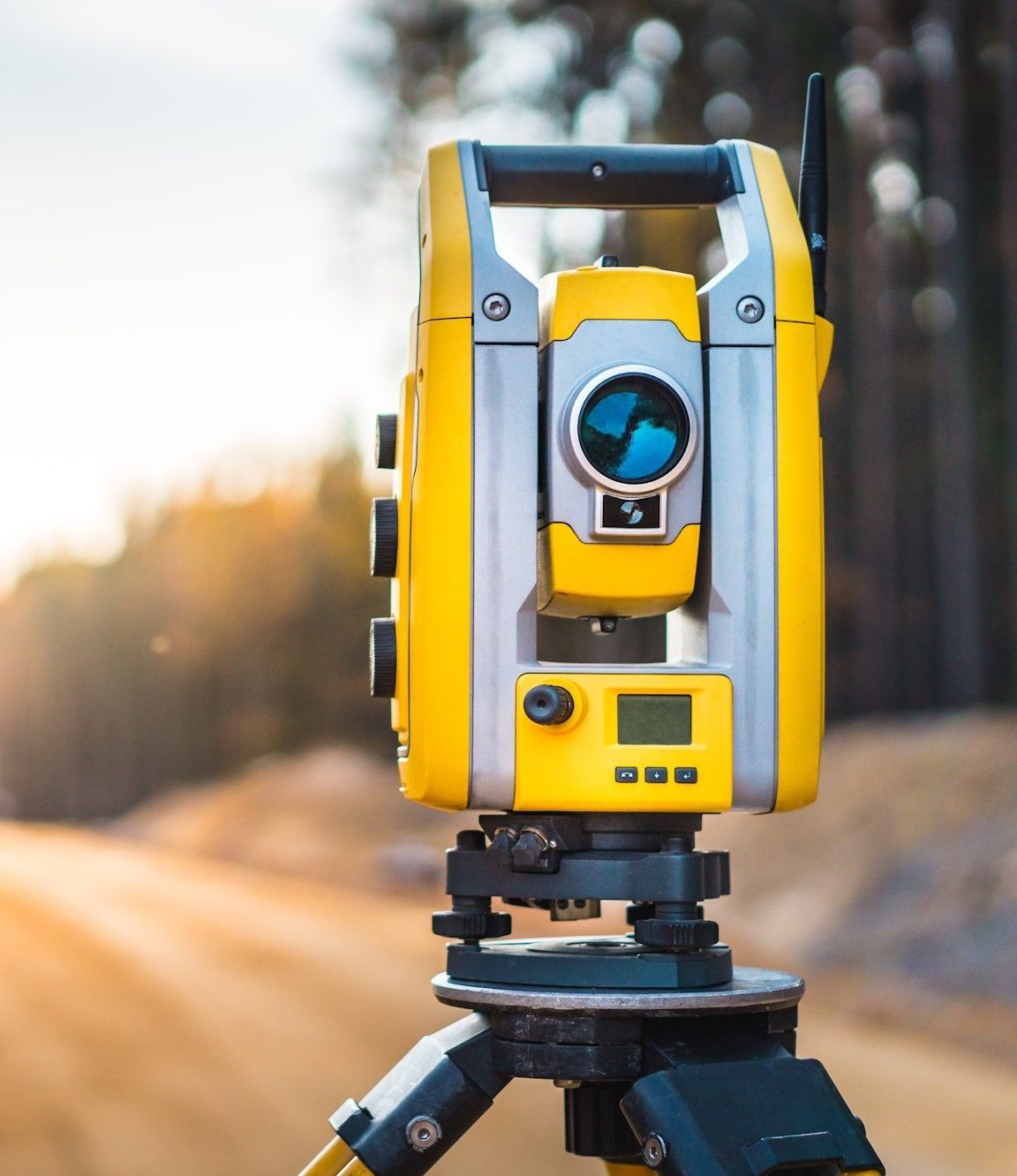 Vermessungsgerät eines Vermessungsbüros in Schorndorf steht auf einer Straße