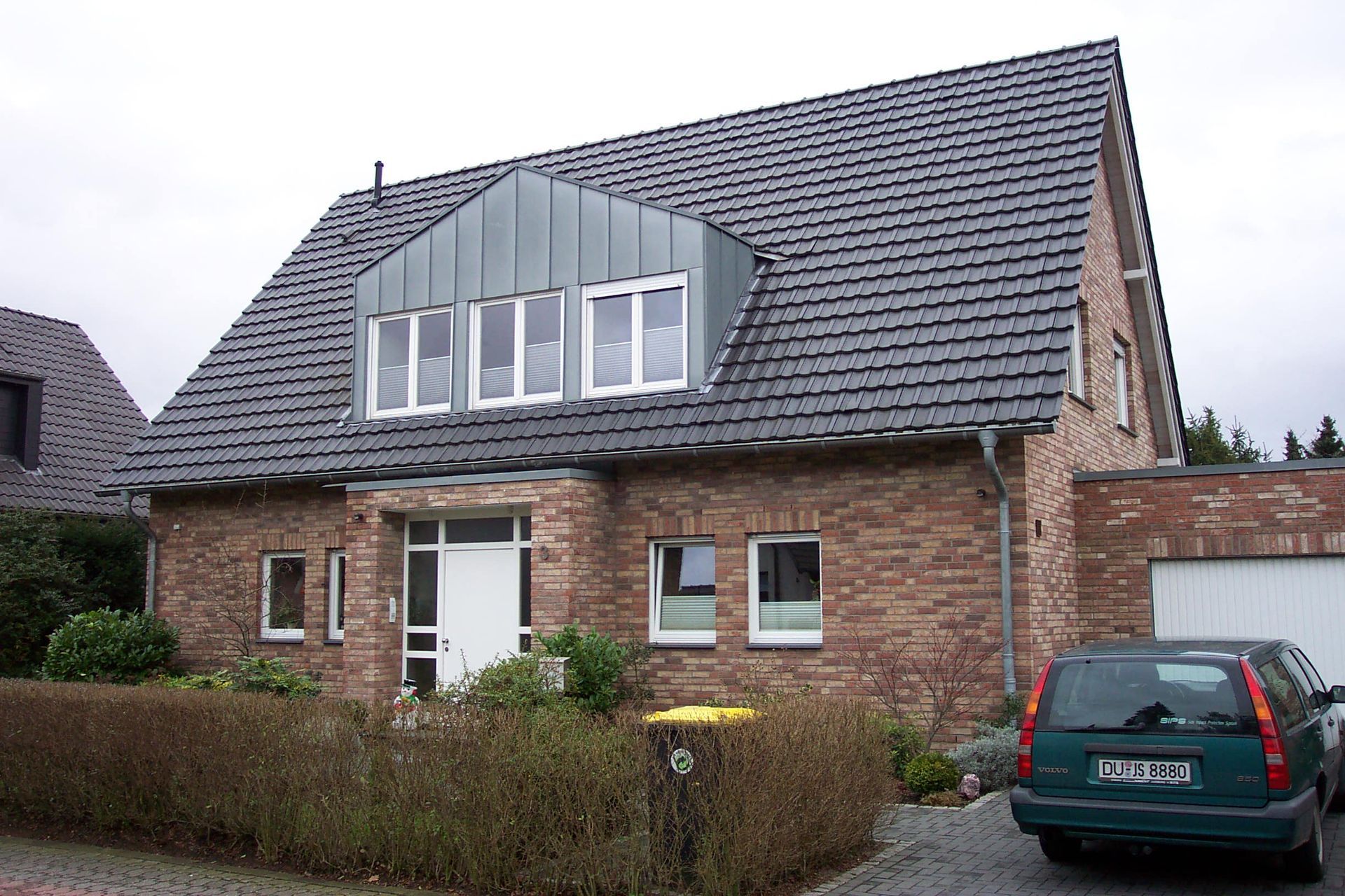 Foto | Einfamilienhaus | schwarze Dachziegel