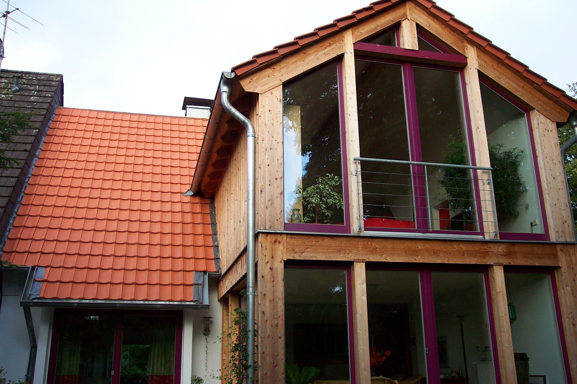 Foto | hölzernes Haus | Fensterwände | orangene Dachziegeln