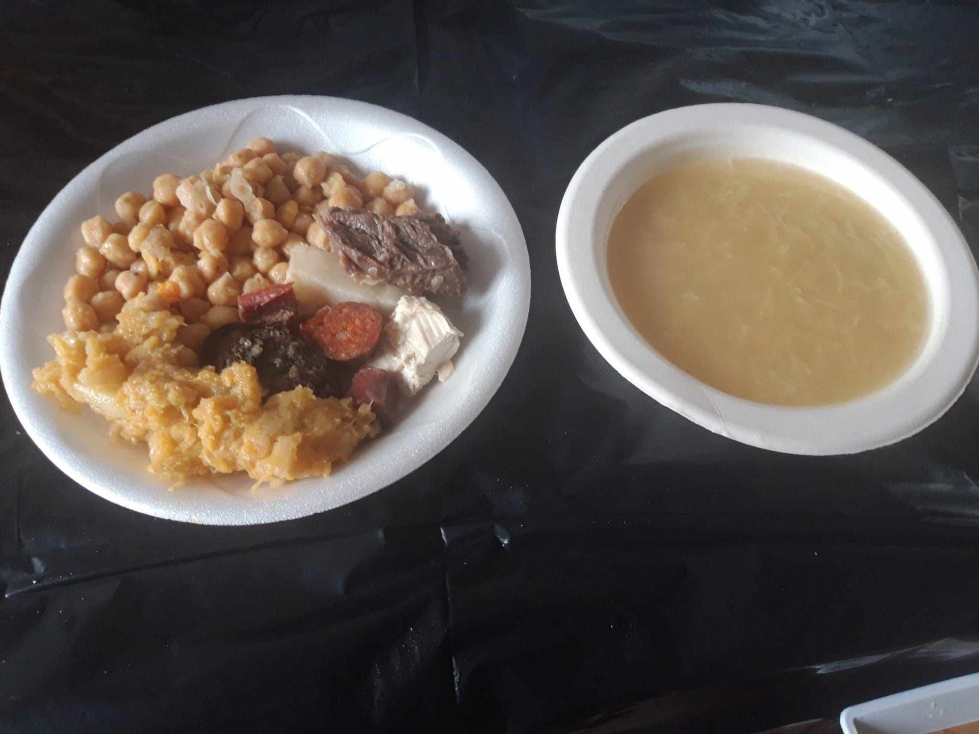 Un plato de comida y un tazón de sopa en una mesa