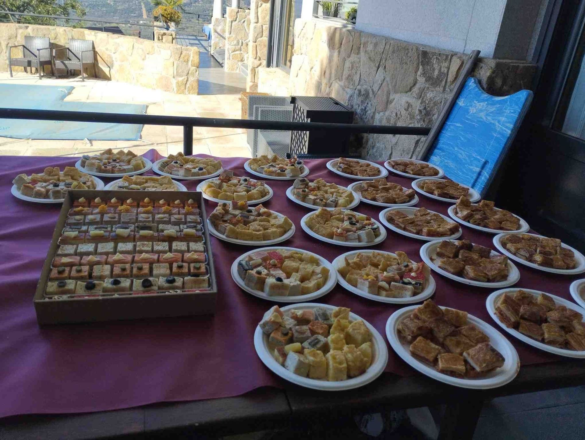 Una mesa cubierta con platos de comida y un cartel que dice paz