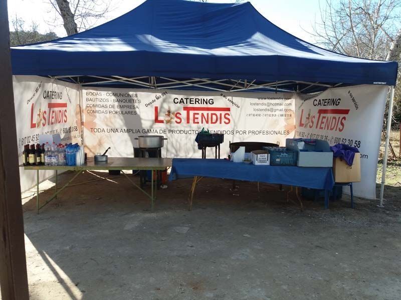 Una carpa con un cartel que dice catering las tendis
