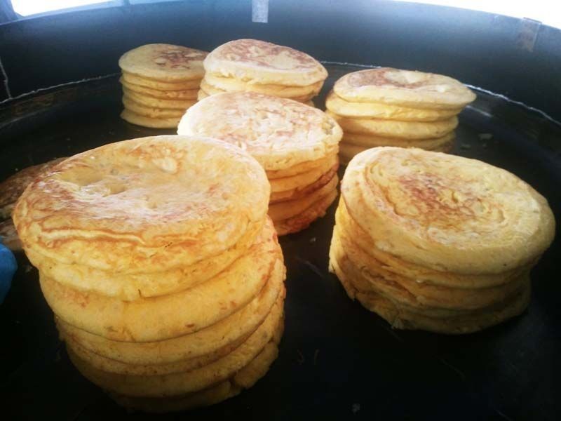 Un montón de panqueques están apilados uno encima del otro