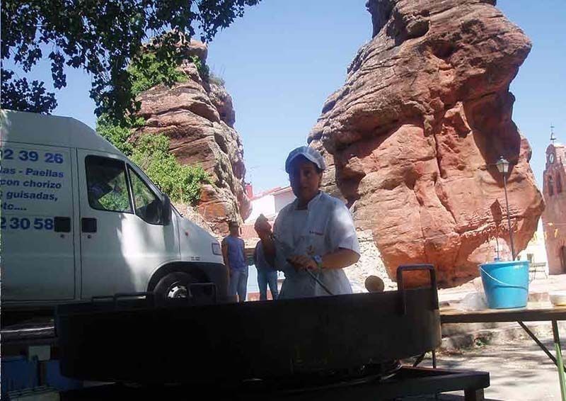 Un hombre parado frente a un camión que dice 2 39 26