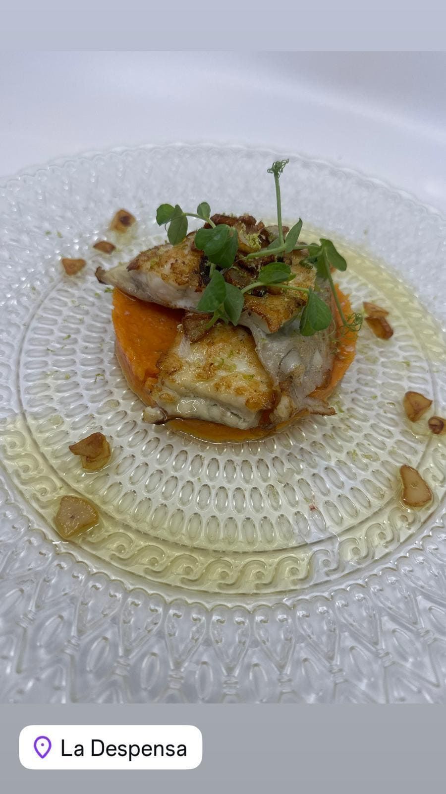 Plato de pescado con boniato, aderezado con hierbas y ajo crujiente. La Despensa.