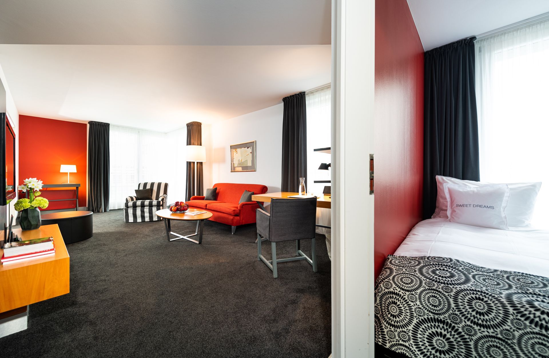 Ein Hotelzimmer mit Bett und Wohnzimmer