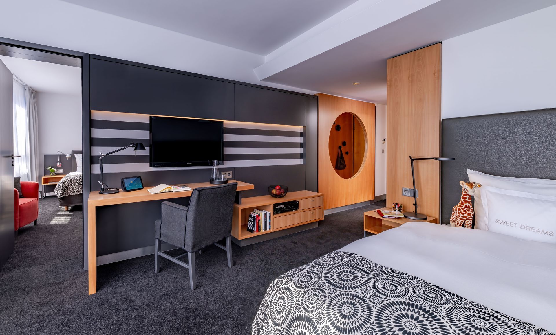 Ein schwarz-weißes Wohnzimmer mit einer Couch und Stühlen
