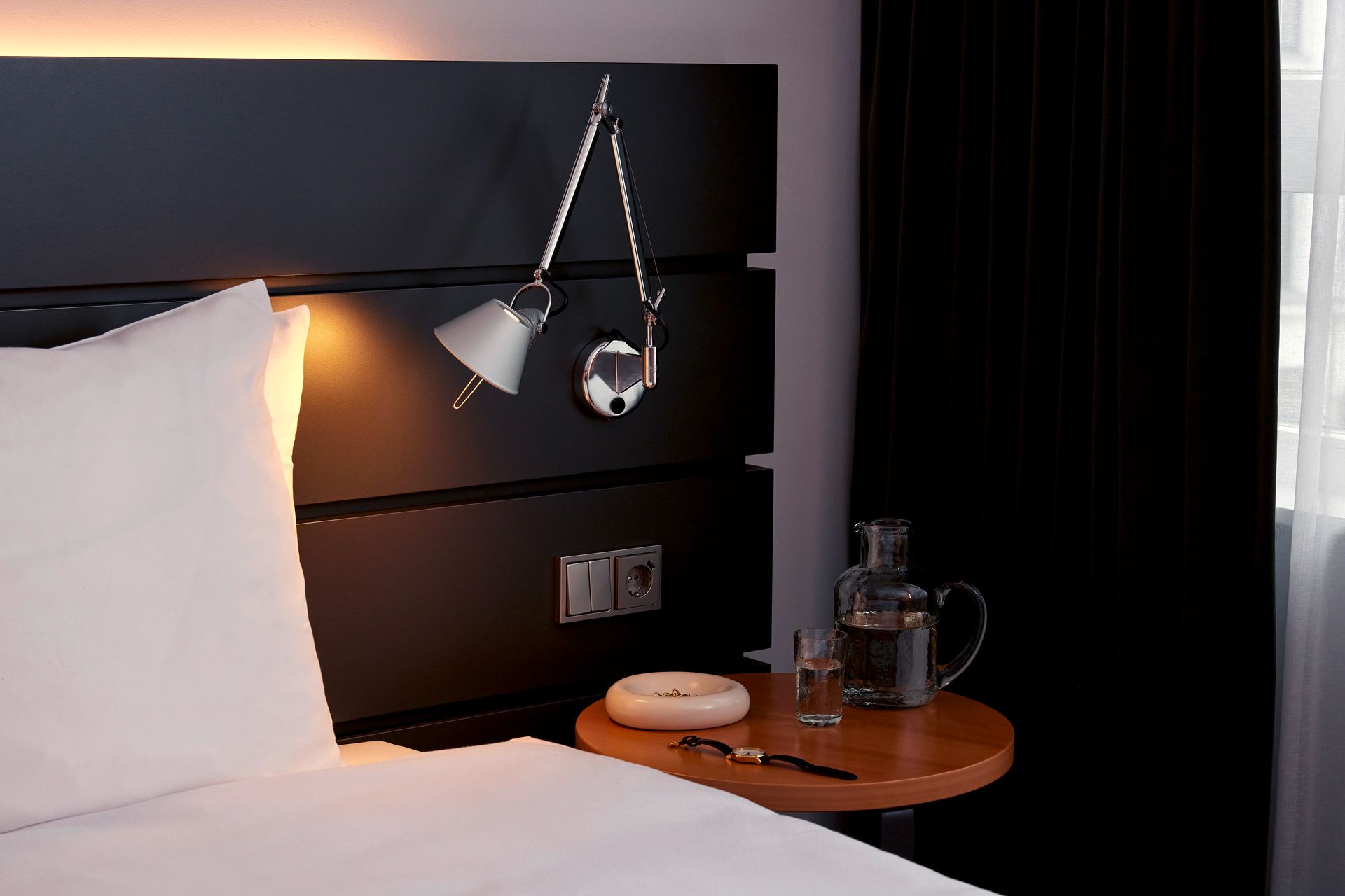 Ein Hotelzimmer mit einem Bett und einem kleinen Tisch