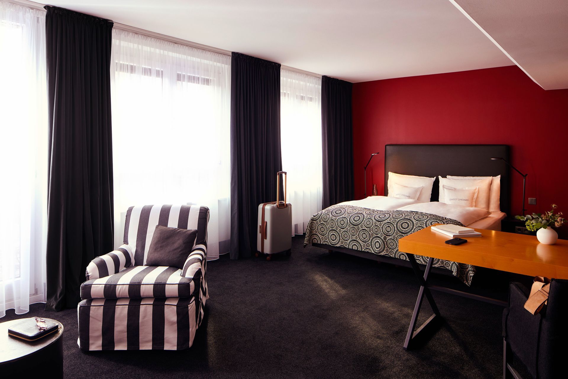 Ein Hotelzimmer mit einem Bett, einem Stuhl und einem Schreibtisch