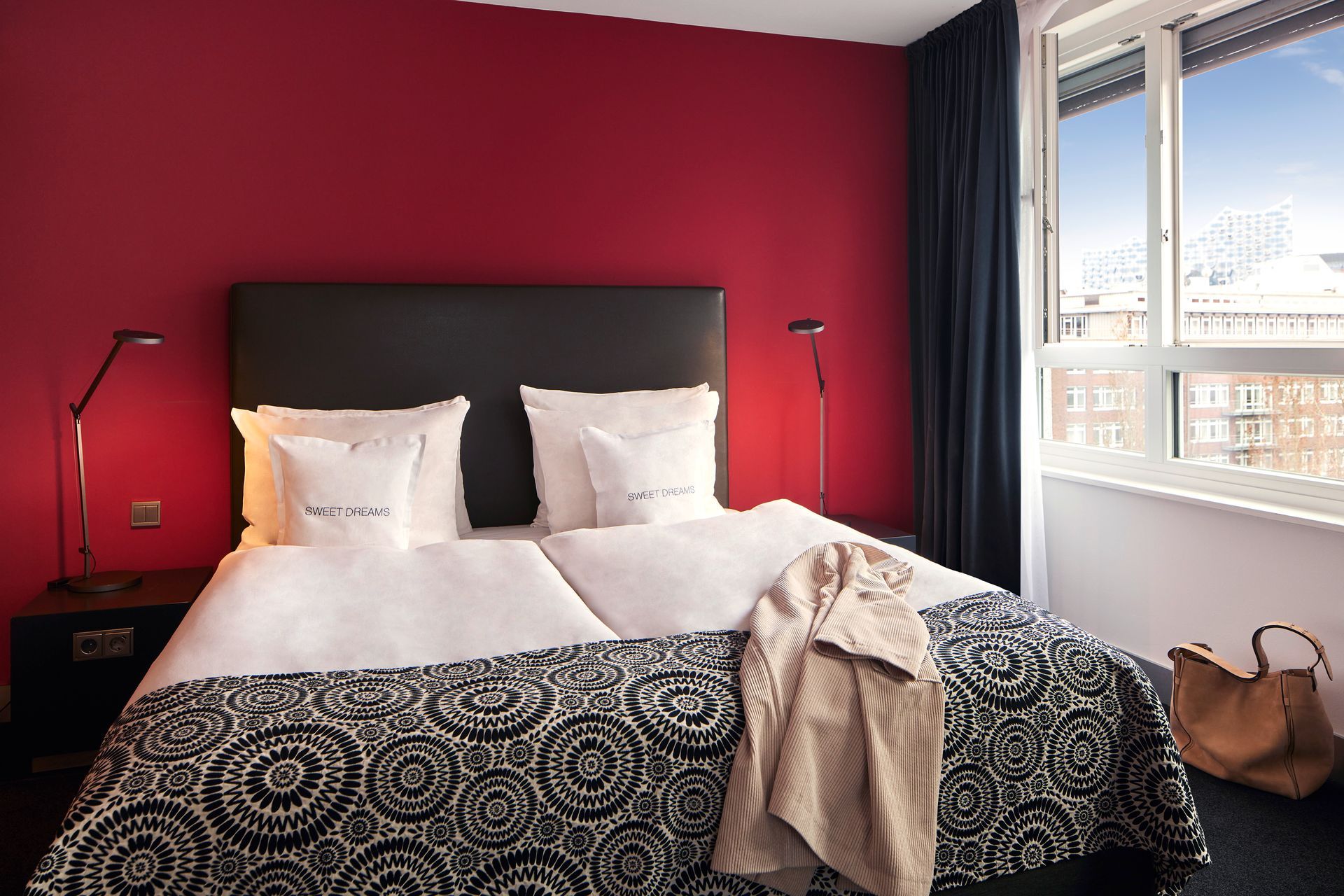 Ein Hotelzimmer mit einem Bett und einem Fenster