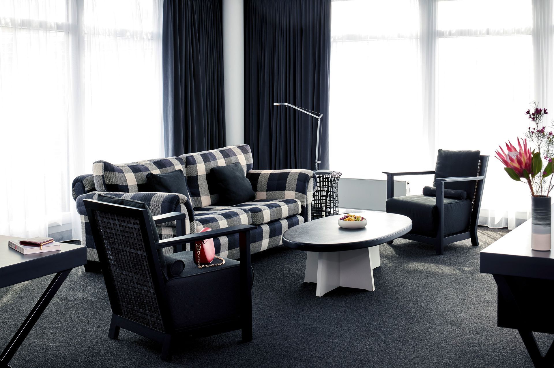 Ein Wohnzimmer mit einer Couch und zwei Sesseln