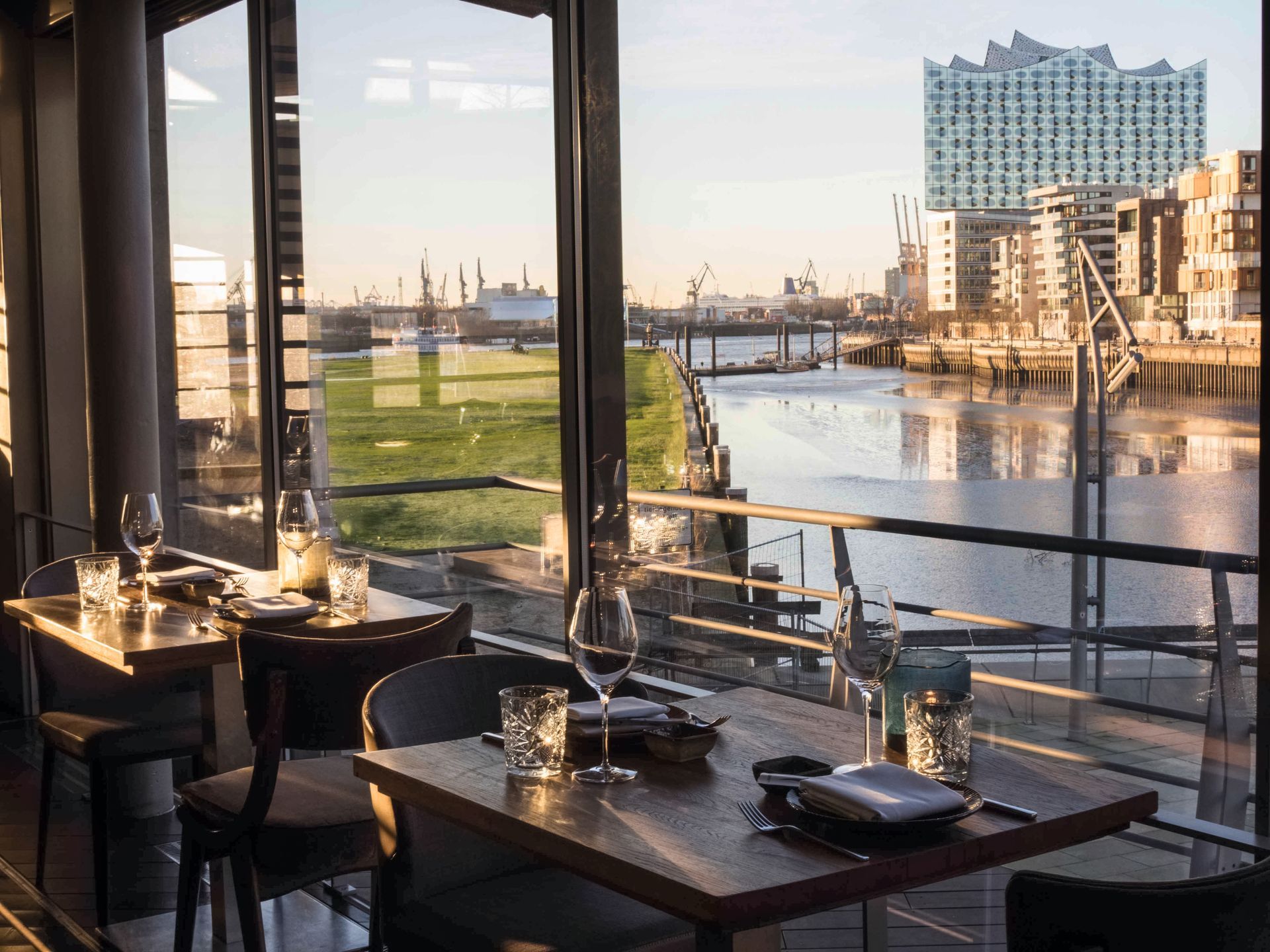 Ein Restaurant mit Tischen und Stühlen und Blick auf das Wasser