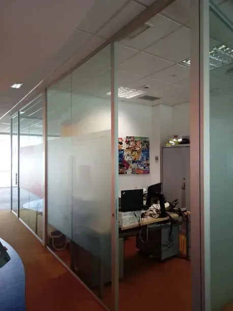 Una habitación con un escritorio y una computadora.