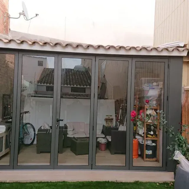 Una habitación con muchas ventanas y una antena parabólica en el techo.