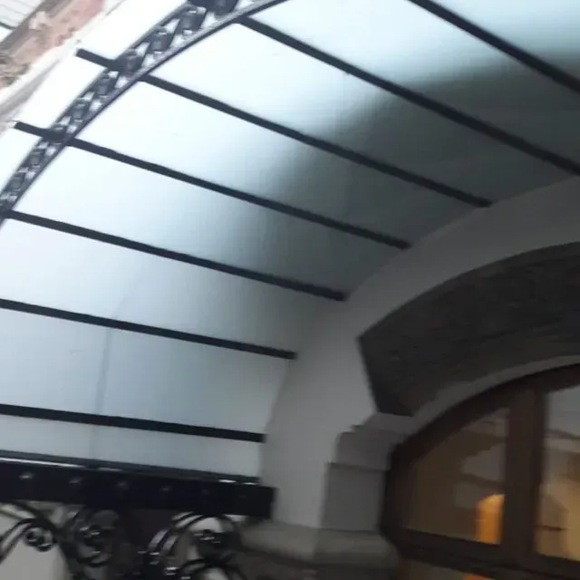 Un balcón con un dosel encima y una ventana.