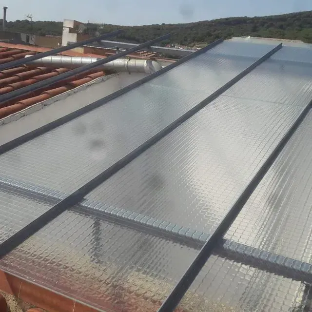 Un techo de plástico transparente con un marco negro