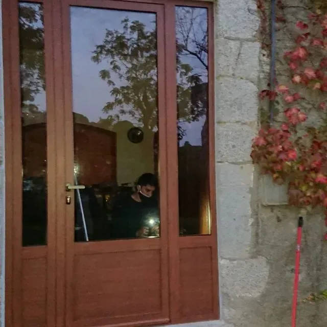 Una puerta con el reflejo de una persona en ella.