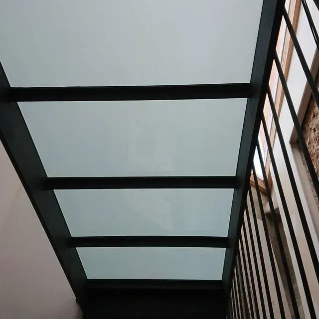 Mirando hacia el techo de un edificio con techo de cristal