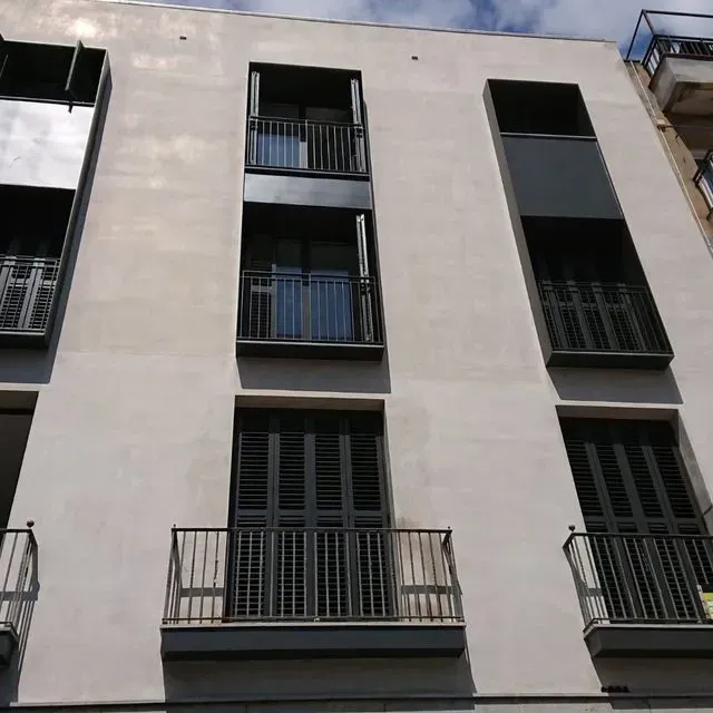 Un edificio con muchas ventanas y balcones