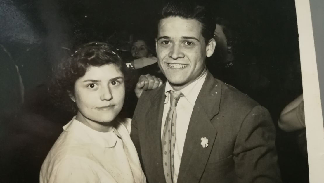 Un hombre y una mujer posan para una fotografía en blanco y negro.