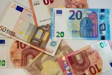 Grupo de billetes de diferentes cantidades de euros