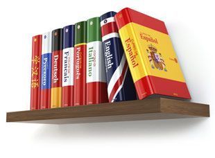 Libros en un estante etiquetados con nombres de diferentes idiomas: chino, ruso, alemán, francés, portugués, italiano, inglés y español.