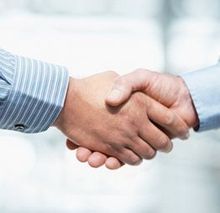 Personas estrechando sus manos