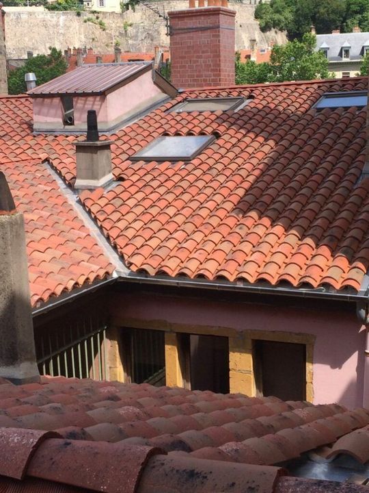 Maison avec une toiture en tuiles