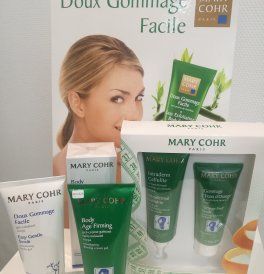Des produits de soin Mary Cohr dans des emballages verts et blancs