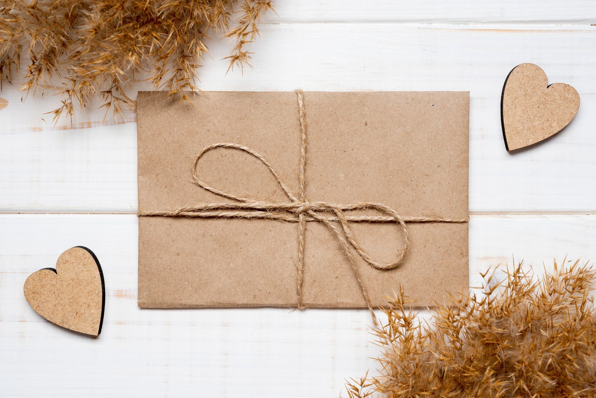 Cadeau emballé dans du papier kraft