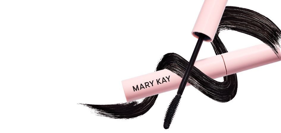 Se está aplicando una máscara de pestañas Mary Kay en un cepillo.