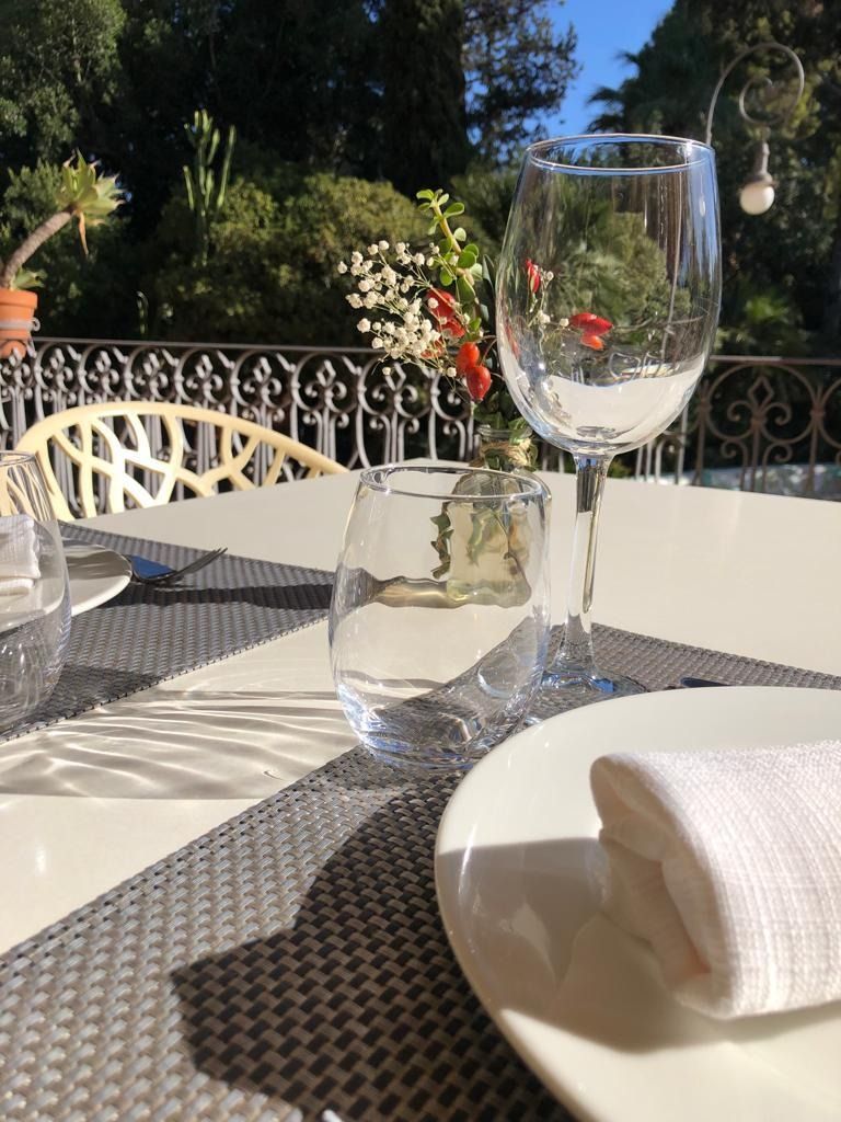 Una mesa con platos, vasos y una servilleta encima.