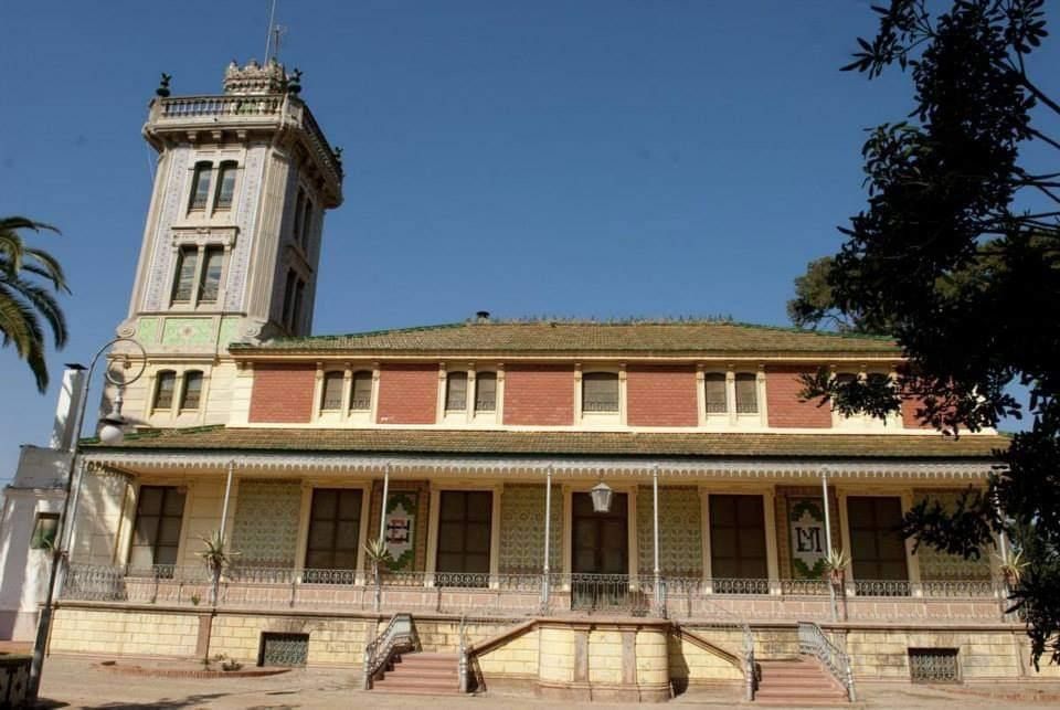Un gran edificio con una torre de reloj en la parte superior.